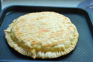 三四分钟后翻个面，再烙两三分钟，两面烙至金黄就好了。功率不同，时间根据自己家的饼铛调整。看看，光是这金黄酥脆的外壳，就很诱人了是不是？再加上香甜柔软还拉着长长丝的内馅，这诱惑，谁又能拒绝得了呢？