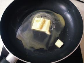 用不粘锅把黄油小火融化。
