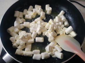 放入棉花糖，小火翻炒至融化。