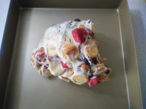 放入烤盘中，用擀面杖压定型。