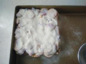 两面撒上奶粉。