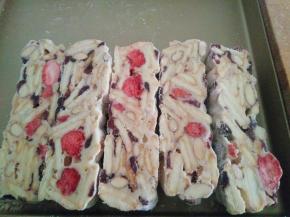 却后，切成大小均匀的薄片。