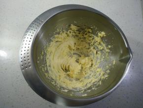 黄油软化加入糖粉，用电动打蛋器打至蓬松状态。