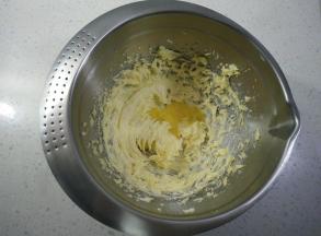 分次加入蛋液。