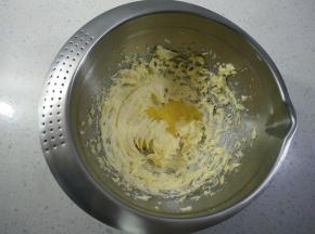 分次加入蛋液。