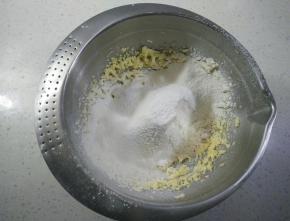 筛入低筋面粉，切拌混合。