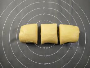 将面团分成3份。