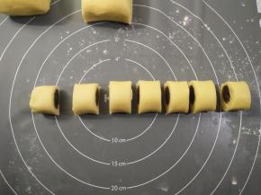 收口朝下，用刀切成2-3厘米的小段。