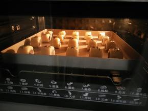 放入预热好的烤箱，160度烘烤25分钟表面上色即可。