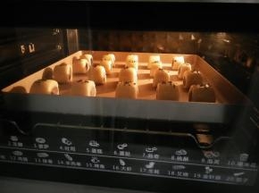 放入预热好的烤箱，160度烘烤25分钟表面上色即可。