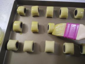 摆入烤盘，刷上蛋黄液撒少许黑芝麻。