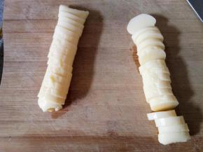 鸡蛋豆腐切成五毫米左右的厚片