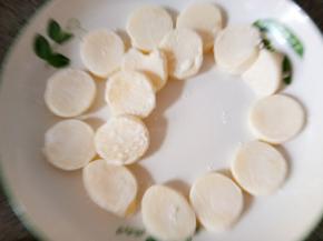 两面粘上干淀粉