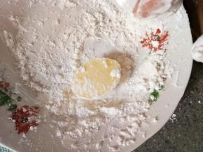 两面粘上干淀粉