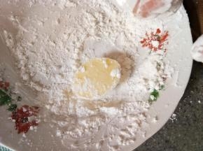 两面粘上干淀粉