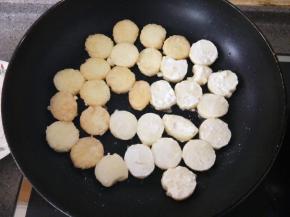平底锅放一勺油，把豆腐下去两面煎成金黄色盛出备用