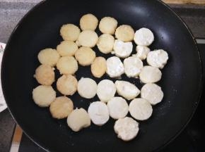平底锅放一勺油，把豆腐下去两面煎成金黄色盛出备用