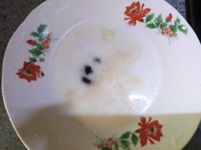 二勺生抽，一勺蚝油，半勺白糖，一勺淀粉加适量水调成碗汁备用