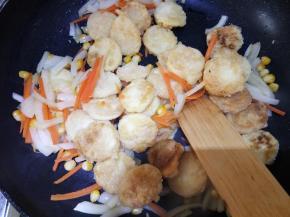 放炸好的豆腐进去翻炒，然后加入半碗水炖煮，加点盐调个底味