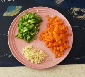 胡萝卜和青椒切小丁  蒜切末