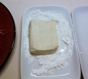 豆腐均匀裹上淀粉