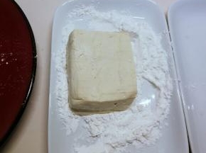 豆腐均匀裹上淀粉