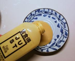 另取一个盘子  倒入蛋液  放入1克盐和胡椒粉