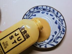 另取一个盘子  倒入蛋液  放入1克盐和胡椒粉