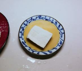 将裹了淀粉的豆腐  再裹一层蛋液