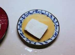将裹了淀粉的豆腐  再裹一层蛋液
