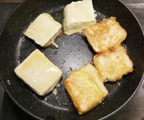煎锅放入2勺花生油  放入豆腐煎制