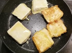 煎锅放入2勺花生油  放入豆腐煎制