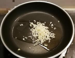 另取炒锅加入1勺花生油  炒香蒜末