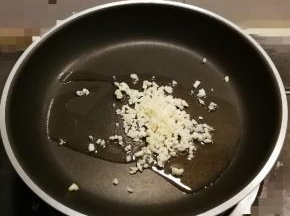 另取炒锅加入1勺花生油  炒香蒜末