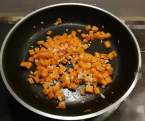 放入胡萝卜翻炒