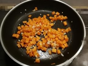 放入胡萝卜翻炒