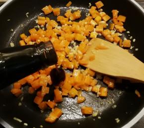 放入生抽和耗油