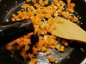 放入生抽和耗油