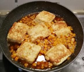 水煮开后 放入2克盐 倒入有豆腐的锅里  继续煮制