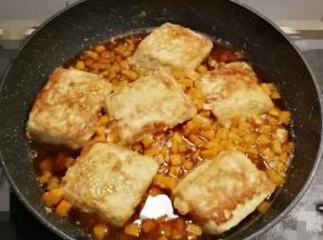 水煮开后 放入2克盐 倒入有豆腐的锅里  继续煮制