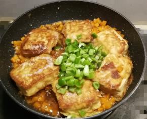 放入青椒丁  翻拌均匀  
