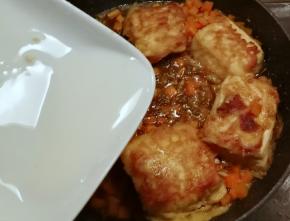 淋上1勺水淀粉  汤汁慢慢变浓稠