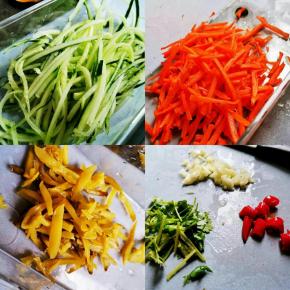 把青瓜。胡萝卜，酸黄瓜，女儿切丝，香菜切小段。切蒜蓉，辣椒圈