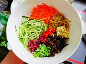 把各种丝一起放碗里，五颜六色的好漂亮