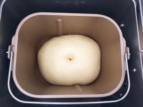 面包机中发酵，发酵至两倍大，戳洞不回缩即可