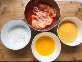 鸡腿去骨，加入蜜汁腌料腌制两小时，准备好面粉，鸡蛋，面包糠