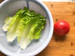 准备好生菜和番茄