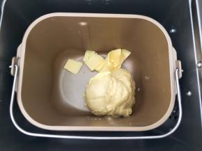 加入软化好的黄油，继续揉面10分钟
