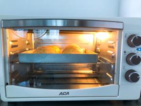 放入烤箱中层，上下火160度20分钟，