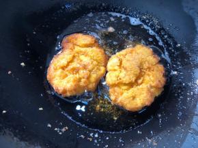 放入油锅中炸熟，中小火，